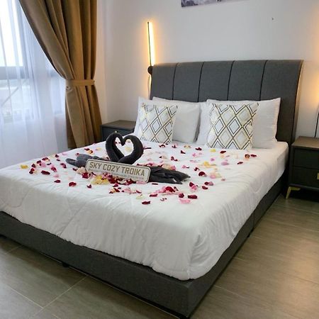 Sky Cozy Troika Residence, 1 Bedroom 4-6 Pax, 2 Bedrooms 6-8 Pax, Pool Vew, Sky & City View, Free Parking, Pool, Unlimited Wifi & Netflix 哥打巴鲁 外观 照片